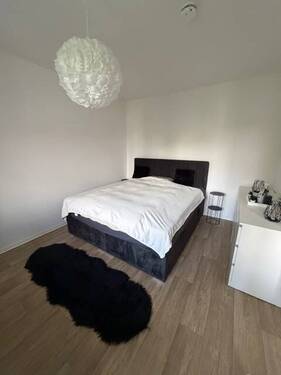 Schlafzimmer mit Möbeln- Übernahme möglich - 