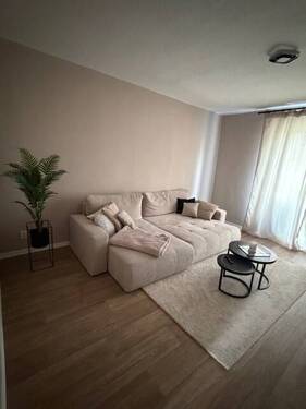 Wohnzimmer- mit Möbeln- Übernahme möglich - Nachmieter für moderne 4-Raumwohnung mit Einbauküche gesucht!