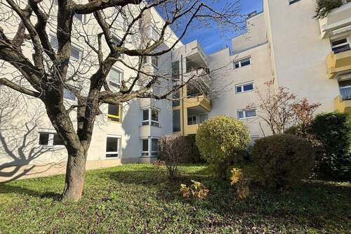 Hausansicht Gartenseite - 4 Zimmer Etagenwohnung in Esslingen