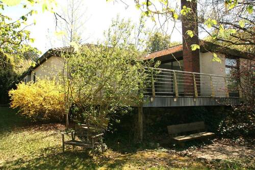 Aussen mit Terrasse - 9 Zimmer Bungalow in Laaber-Waldetzenberg
