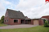 Außenansicht Straßenseite I - Gepflegtes Einfamilienhaus mit einem Erweiterungsbau und viel Potenzial in eingewachsener Siedlungslage von Utarp