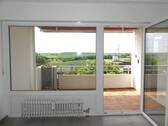 Balkonzugang - Attraktive, frisch renovierte 3 Zimmer Wohnung mit herrlichem Ausblick und TG-Stellplatz!