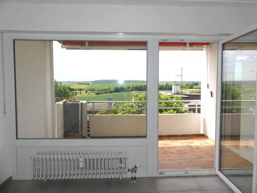 Balkonzugang - Attraktive, frisch renovierte 3 Zimmer Wohnung mit herrlichem Ausblick und TG-Stellplatz!