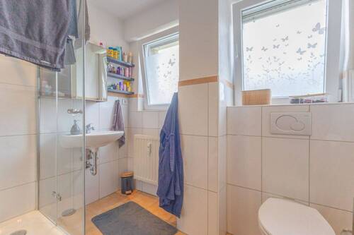 Tageslichtbad mit Dusche EG Wohnung - 