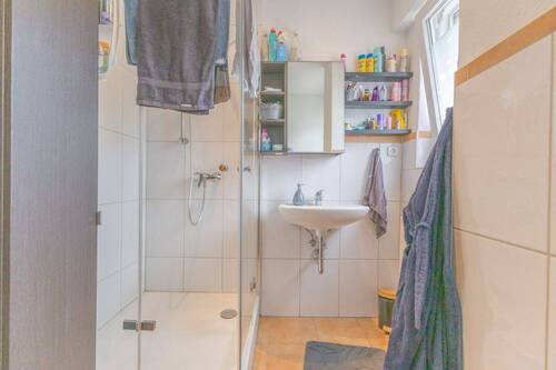 Tageslichtbad mit Dusche EG Wohnung - 