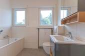 Tageslichtbad mit Badewanne und Dusche im 1.OG - 