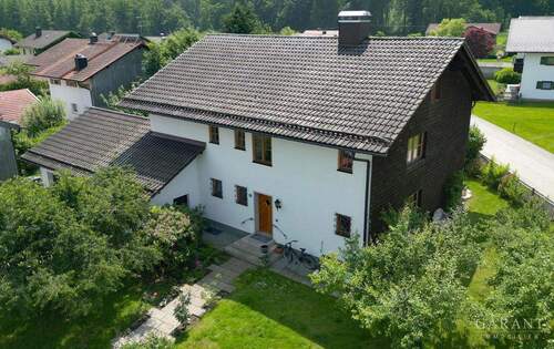 Straßenansicht - 7 Zimmer Mehrfamilienhaus, Wohnhaus zum Kaufen in Teisendorf