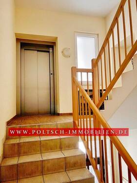 Treppenaufgang mit Aufzug - 4 Zimmer Etagenwohnung in Gera