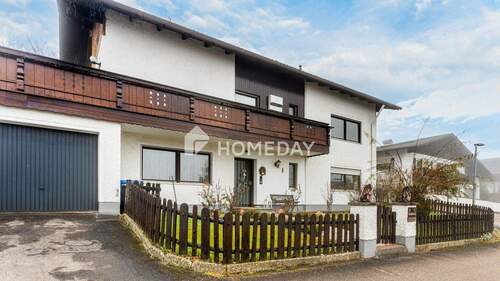 Außenansicht 1 - Großzügiges Zweifamilienhaus mit Kamin, Garten und Ausbaureserve