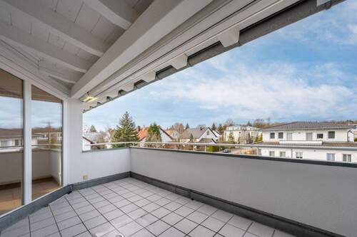 Terrasse - AIGNER - Wohnen mit Weitblick: Lichtdurchflutete Dachgeschosswohnung im Herzen Pullachs