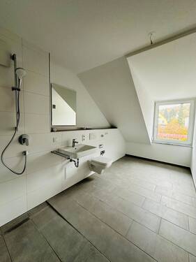 Bad mit Dusche-WC und Waschmaschinenanschluss - 