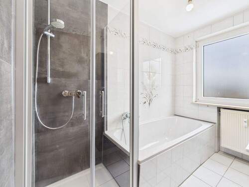 Dusche und Badewanne - 