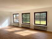 Wohnzimmer 3 - 2-Zimmer-EG-Wohnung mit Terrasse, Garten, Einbauküche, Kellerraum und Waschraum