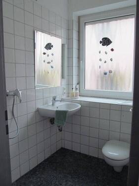 Seitenhaus: Bad - 1 Zimmer Mehrfamilienhaus, Wohnhaus in Seeheim-Jugenheim