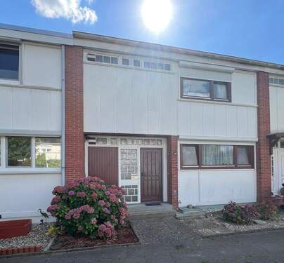 Hausansicht - Vermietetes Reihenmittelhaus in Hamburg Lohbrügge Ein Angebot von IVD HAUSVERWALTUNG GERD VON DER HEIDE Immobilien GmbH