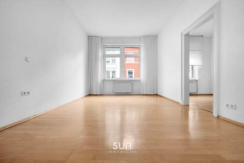 Wohnzimmer mit Altbauflair - 4 Zimmer Etagenwohnung zum Kaufen in Darmstadt