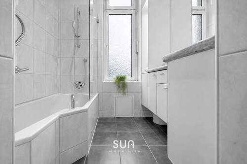 Tageslichtbad mit Wanne - 