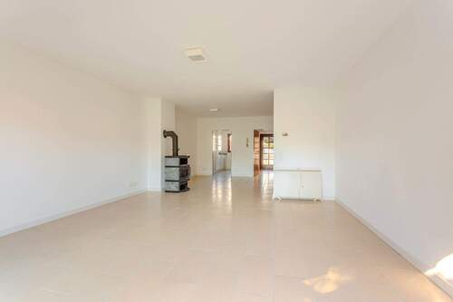 Wohnzimmer mit Kaminofen - Reihenmittelhaus mit 170,00 m&sup2; in Köln zum Kaufen