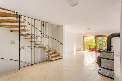 Wohnzimmer mit Kaminofen u. Treppe - 