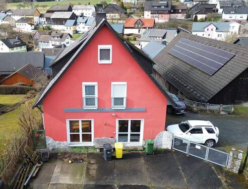 Seitenansicht - Geräumiges Wohnhaus mit bis zu drei Einheiten, Garagen und Lagerhalle!
