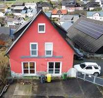 Geräumiges Wohnhaus mit bis zu drei Einheiten, Garagen und Lagerhalle! - Steinwiesen / Nurn