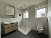 Badezimmer - Frisch renovierte EG-Wohnung mit Garten und viel Fläche zum mieten
