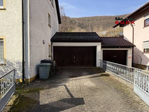 Doppelgarage mit elektr. Tor - 