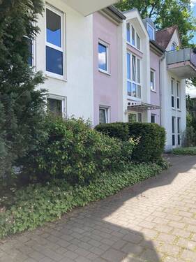 Hausansicht.JPG - ruhig gelegene Erdgeschosswohnung im Grünen mit Terrasse