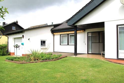 Außenansicht Haus - Gemütlicher Bungalow mit drei Garagen und herrlichem Garten Denkendorf Gelbelsee