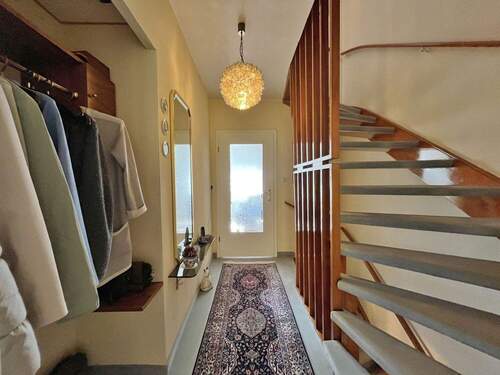 Flur mit Treppenaufgang - 