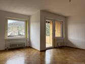 Wohnzimmer - Helle und gut geschnittene 2-Zimmerwohnung mit Balkon und TG-Stellplatz zum Kauf gesucht?