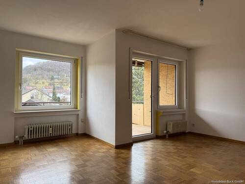 Wohnzimmer - Helle und gut geschnittene 2-Zimmerwohnung mit Balkon und TG-Stellplatz zum Kauf gesucht?