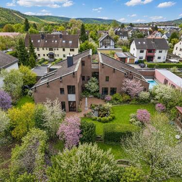 
Blick auf Gesamtrückseite.jpeg - 1 Zimmer Mehrfamilienhaus, Wohnhaus zum Kaufen in Würzburg