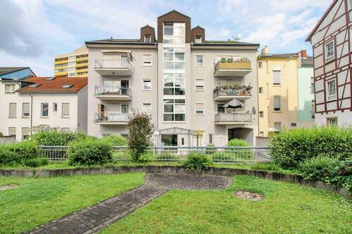 Hausansicht - Mitten in der City mit Komfort und kurzen Wegen - charmante ETW mit Balkon & Tiefgarage in Offenbach
