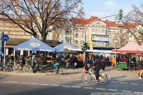 Umgebung mit beliebtem Wochenmarkt - 