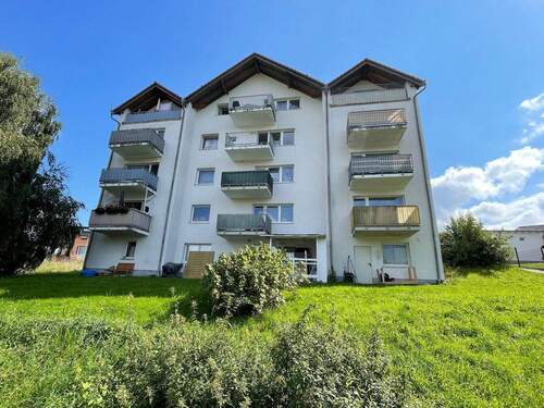 Aussenansicht - Solides Mehrfamilienhaus mit 13 Wohneinheiten und zusätzlicher PV-Einnahme