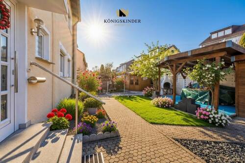 Eingangsbereich / Garten - Große DHH mit Ausbaupotenzial in Großbettlingen mit Garage, Stpl. & Traumgarten