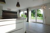 Küche mit Ausblick zum Garten - 
