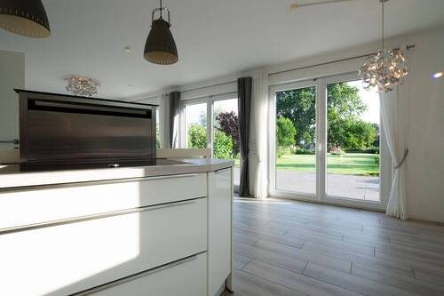 Küche mit Ausblick zum Garten - 