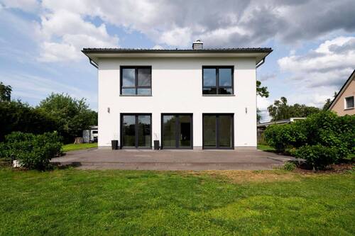 Hausanblick vom Garten - 