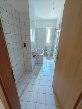 Tageslichtbad mit Badewanne - 3 Zimmer Etagenwohnung in Brandenburg an der Havel