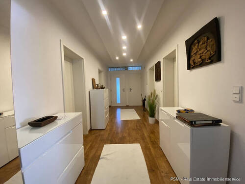 Flur - 7 Zimmer Mehrfamilienhaus, Wohnhaus in Karben / Petterweil