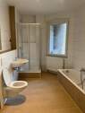 Einblick Bad mit Badewanne, Dusche & WC - 