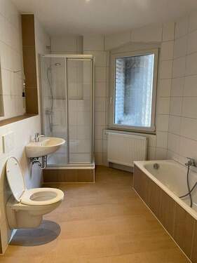 Einblick Bad mit Badewanne, Dusche & WC - 