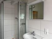 Badezimmer mit Dusche und Wanne - 