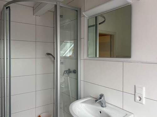 Badezimmer mit Dusche und Wanne - 