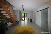 Eingangsbereich mit Gäste WC + Abstellraum (4) - 1 Zimmer Mehrfamilienhaus, Wohnhaus in Brockum