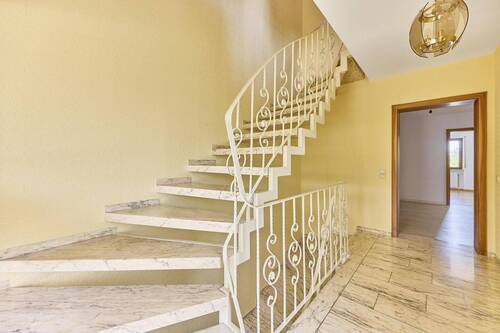 Treppenhaus - 1 Zimmer Mehrfamilienhaus, Wohnhaus zum Kaufen in Weisenheim am Berg