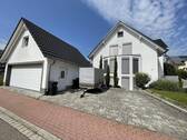 Hausansicht & Doppelgarage - 