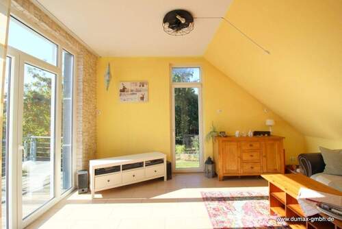 OG Wohnbereich mit Kamin und Ausgang auf den Balkon (1) - 